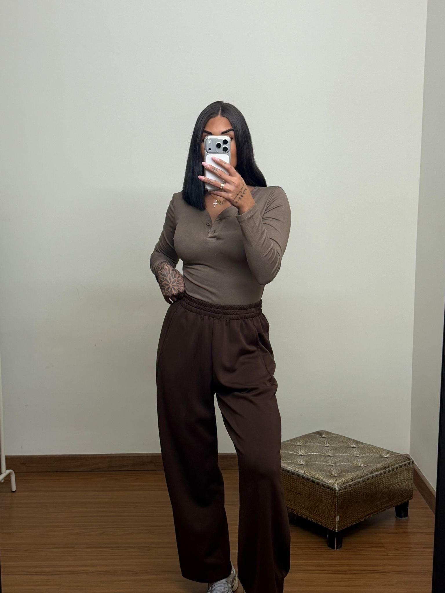 Camiseta basic boton taupe